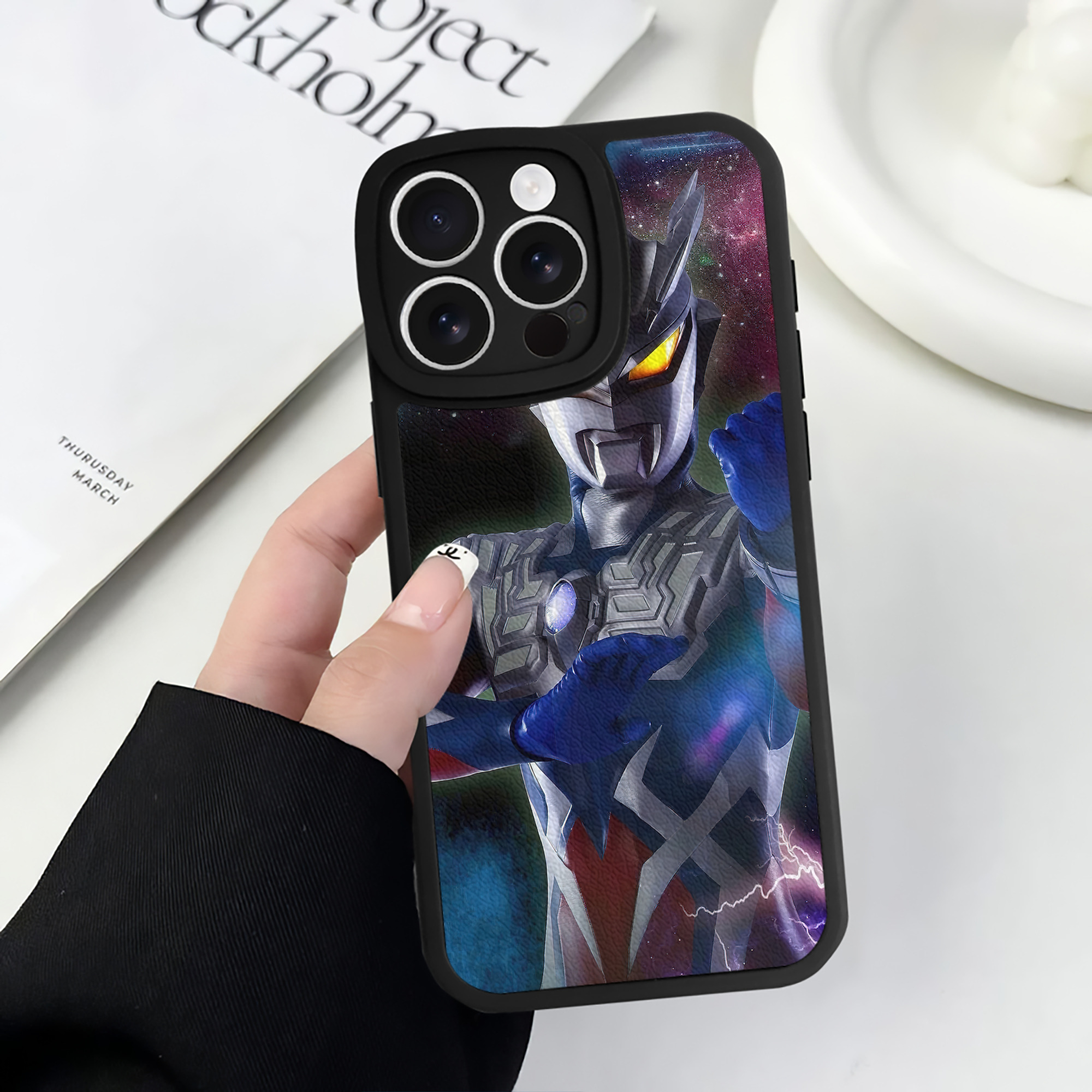 （画像用） ウルトラマン Ultraman 【iPhone 16シリーズ対応】シリコンスマホケース（レザー調） 材質：シリコン